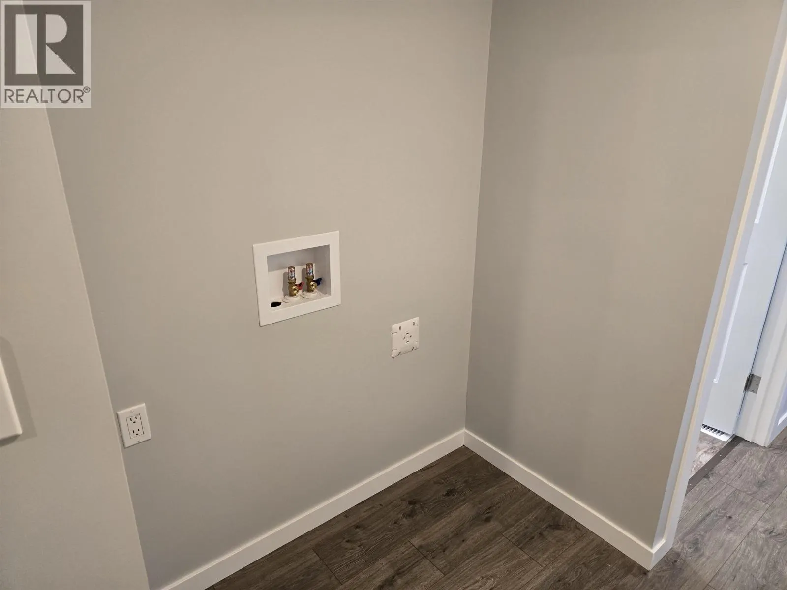 4 654 NORTH FRASER DRIVE