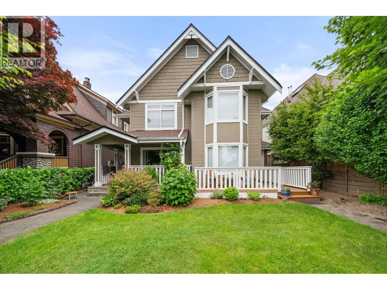 262 E 10TH STREET