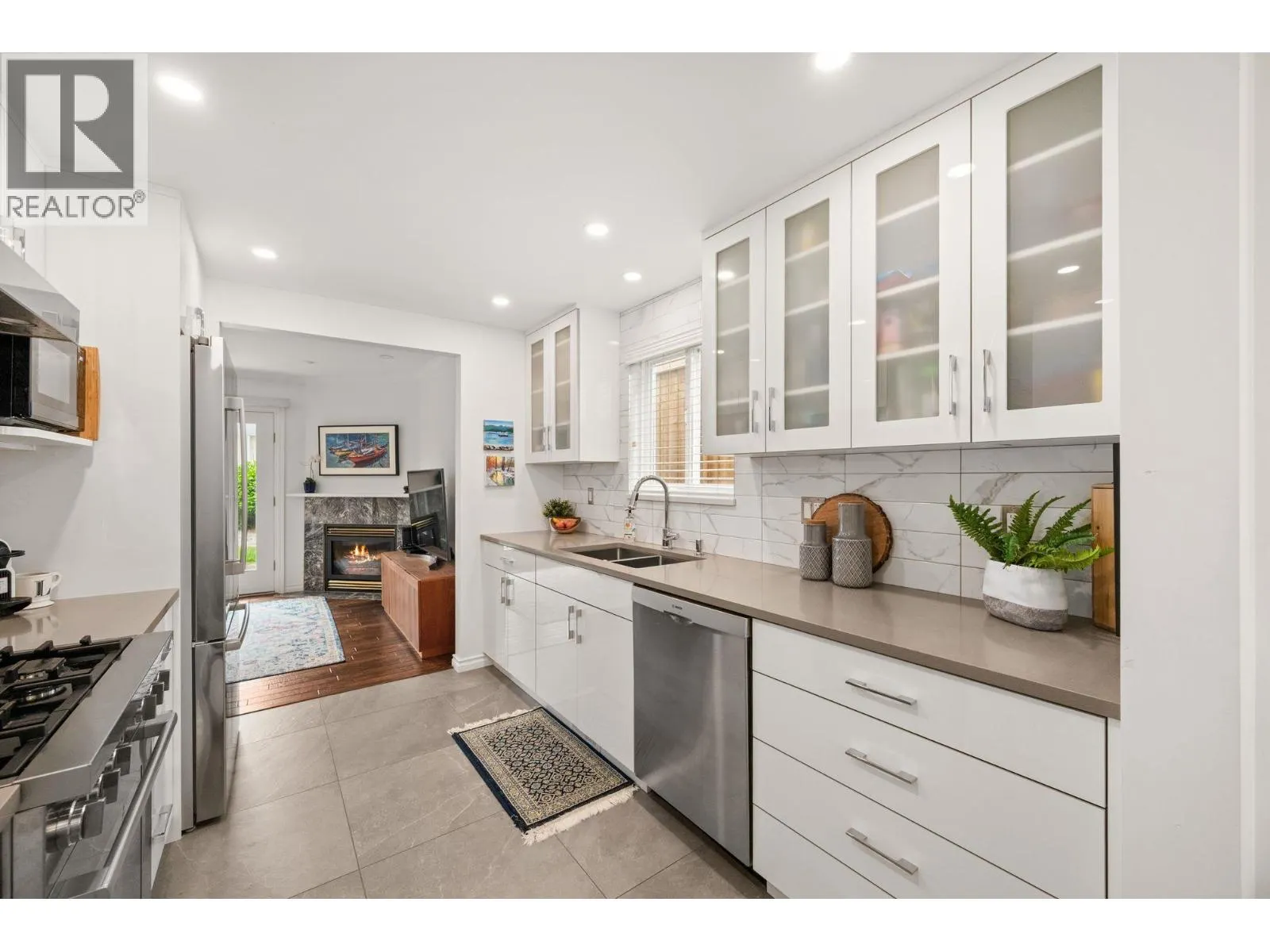 262 E 10TH STREET