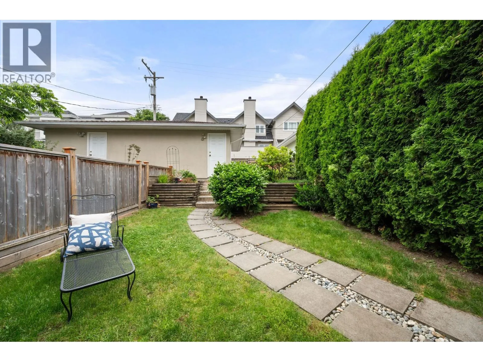 262 E 10TH STREET