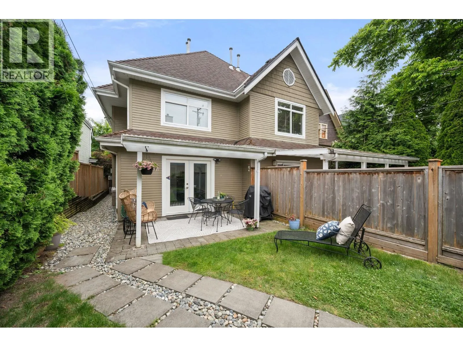262 E 10TH STREET