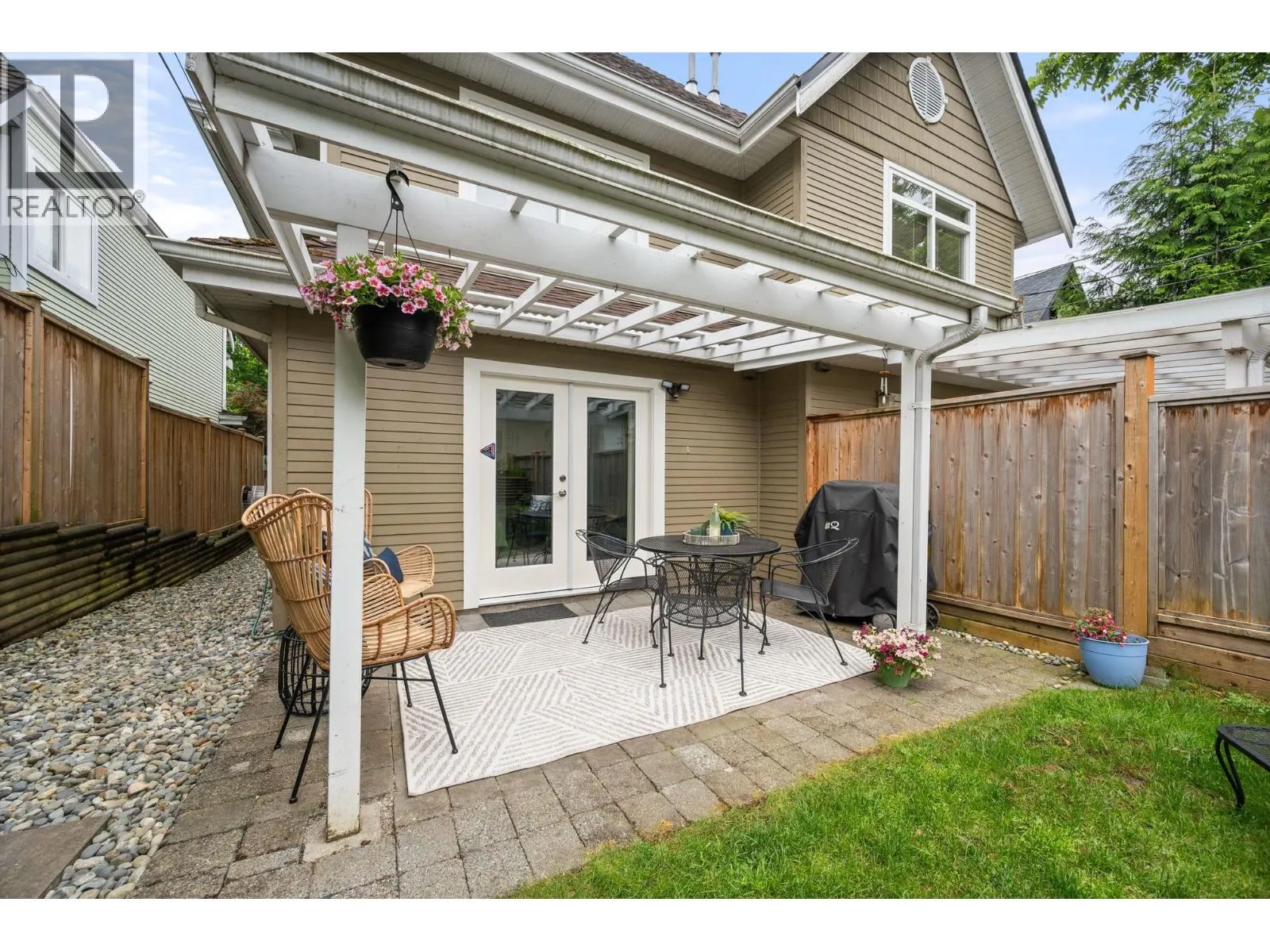 262 E 10TH STREET