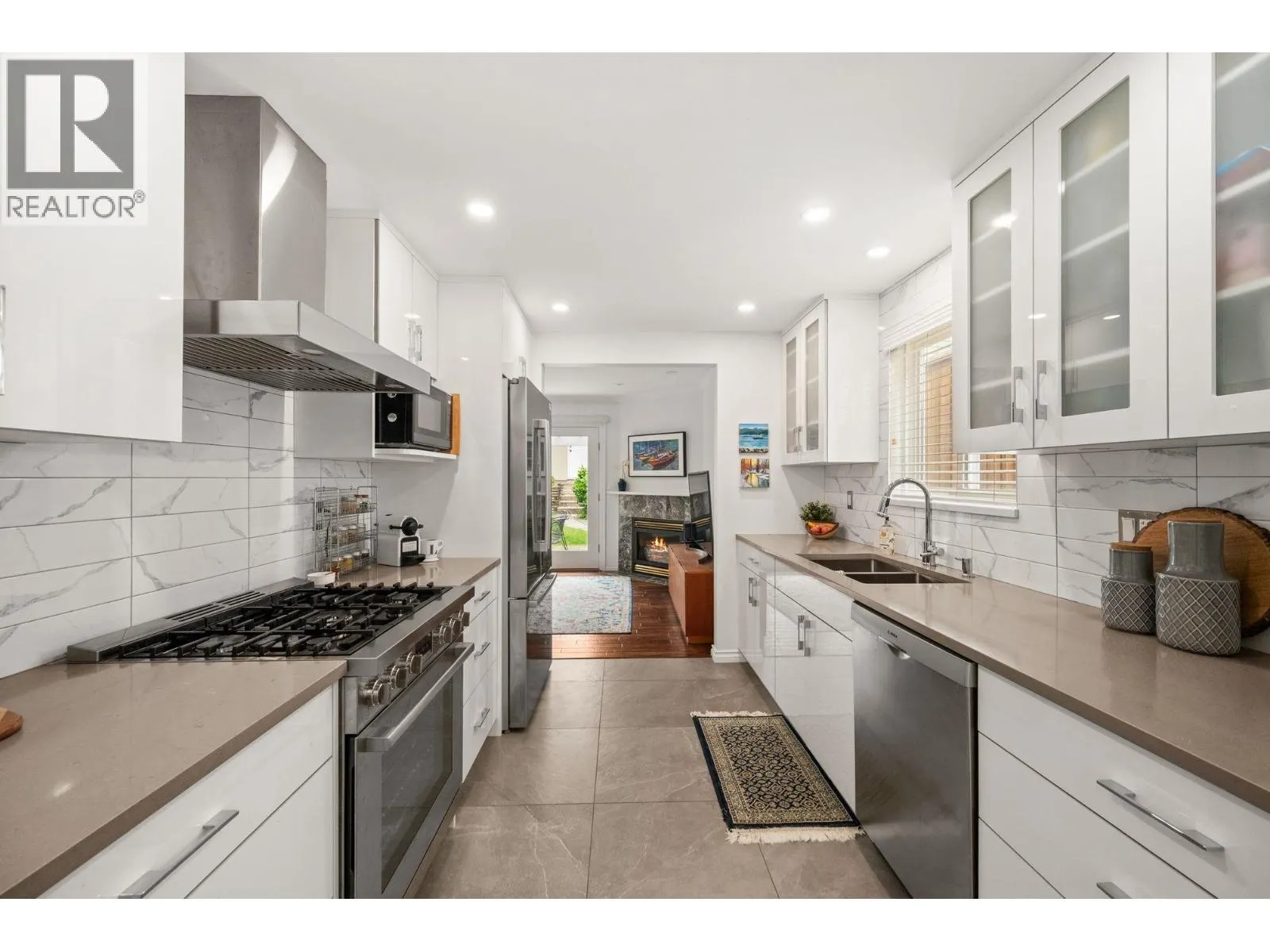 262 E 10TH STREET