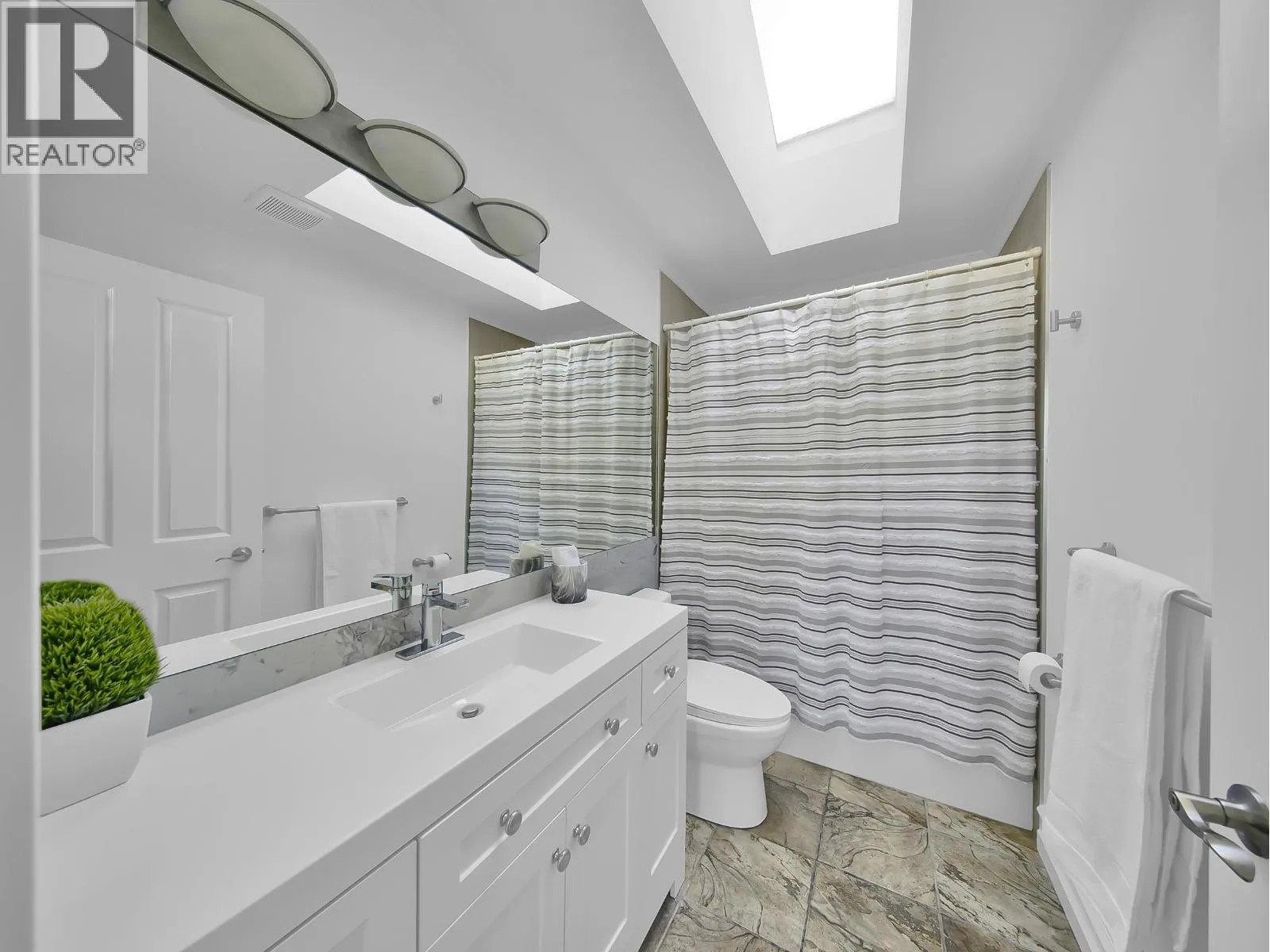 1176 W 17TH STREET