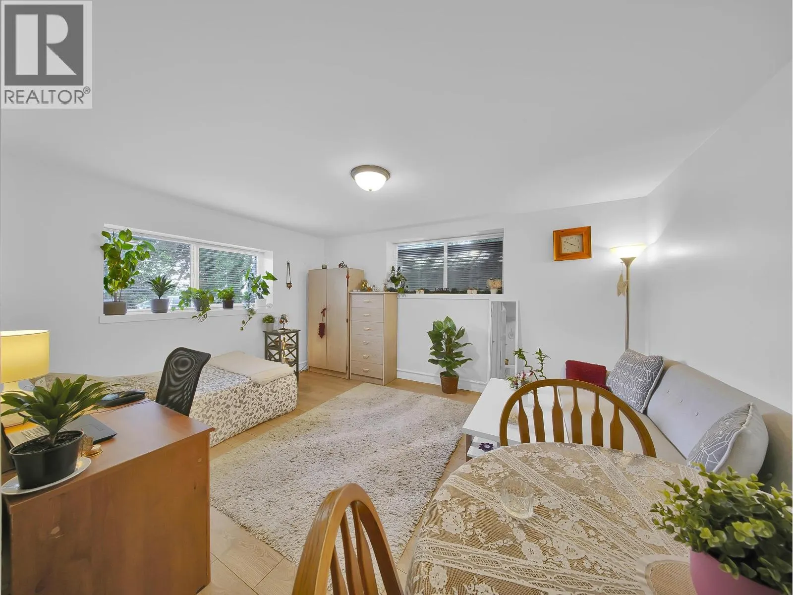 1176 W 17TH STREET