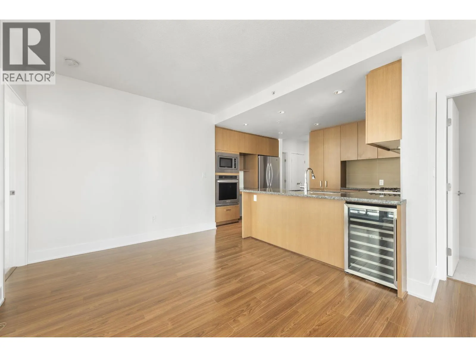 1002 3008 GLEN DRIVE