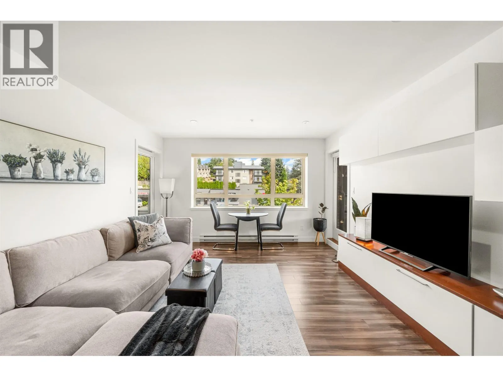 201 5688 HASTINGS STREET