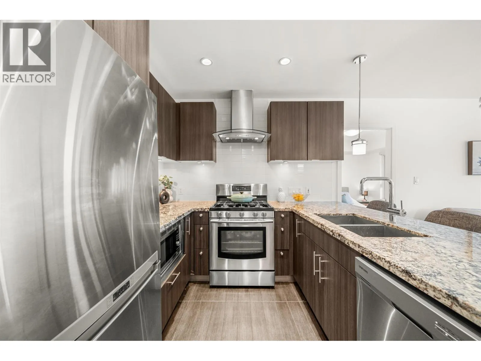 201 5688 HASTINGS STREET