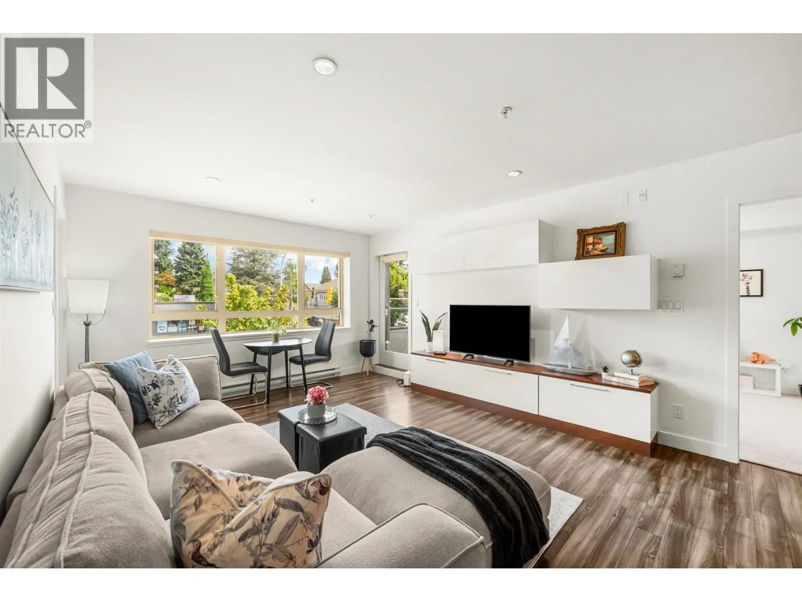 201 5688 HASTINGS STREET