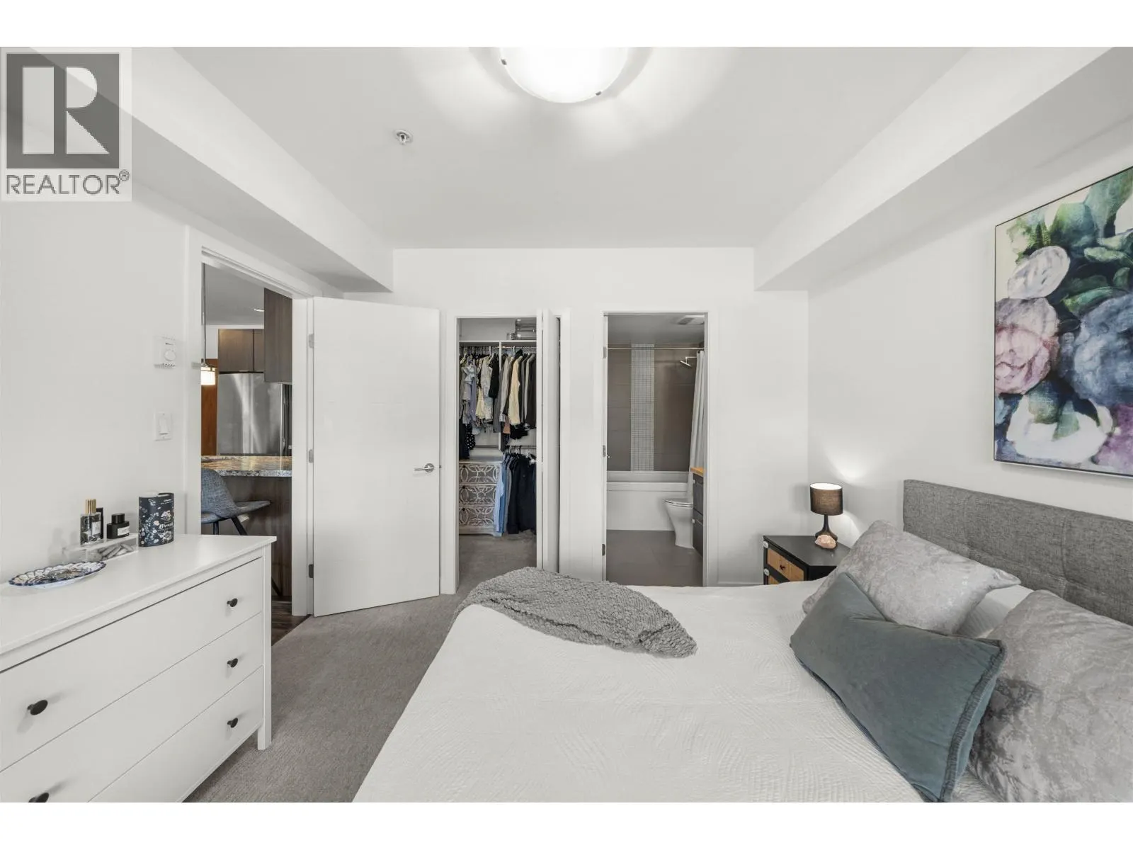 201 5688 HASTINGS STREET