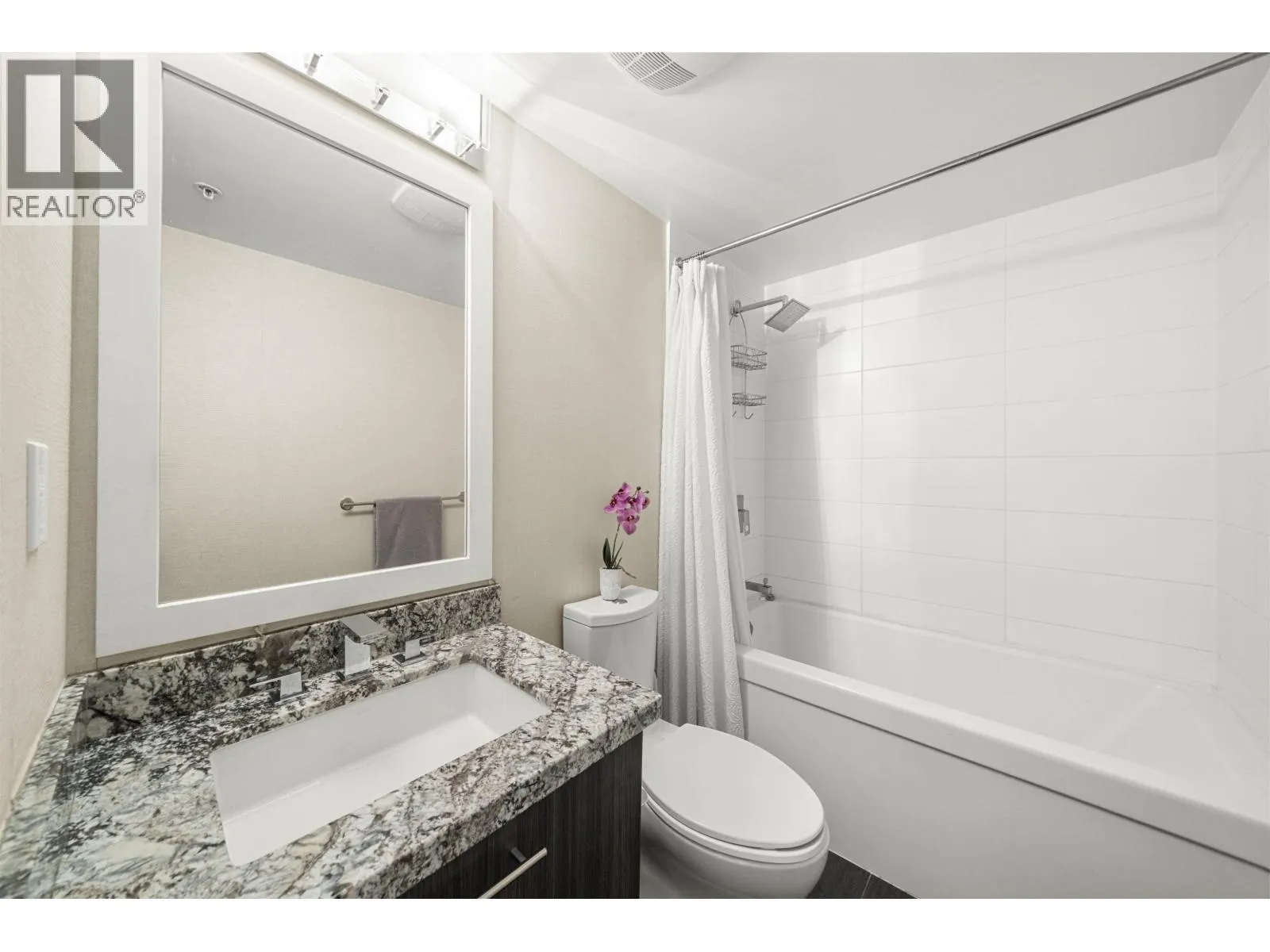 201 5688 HASTINGS STREET