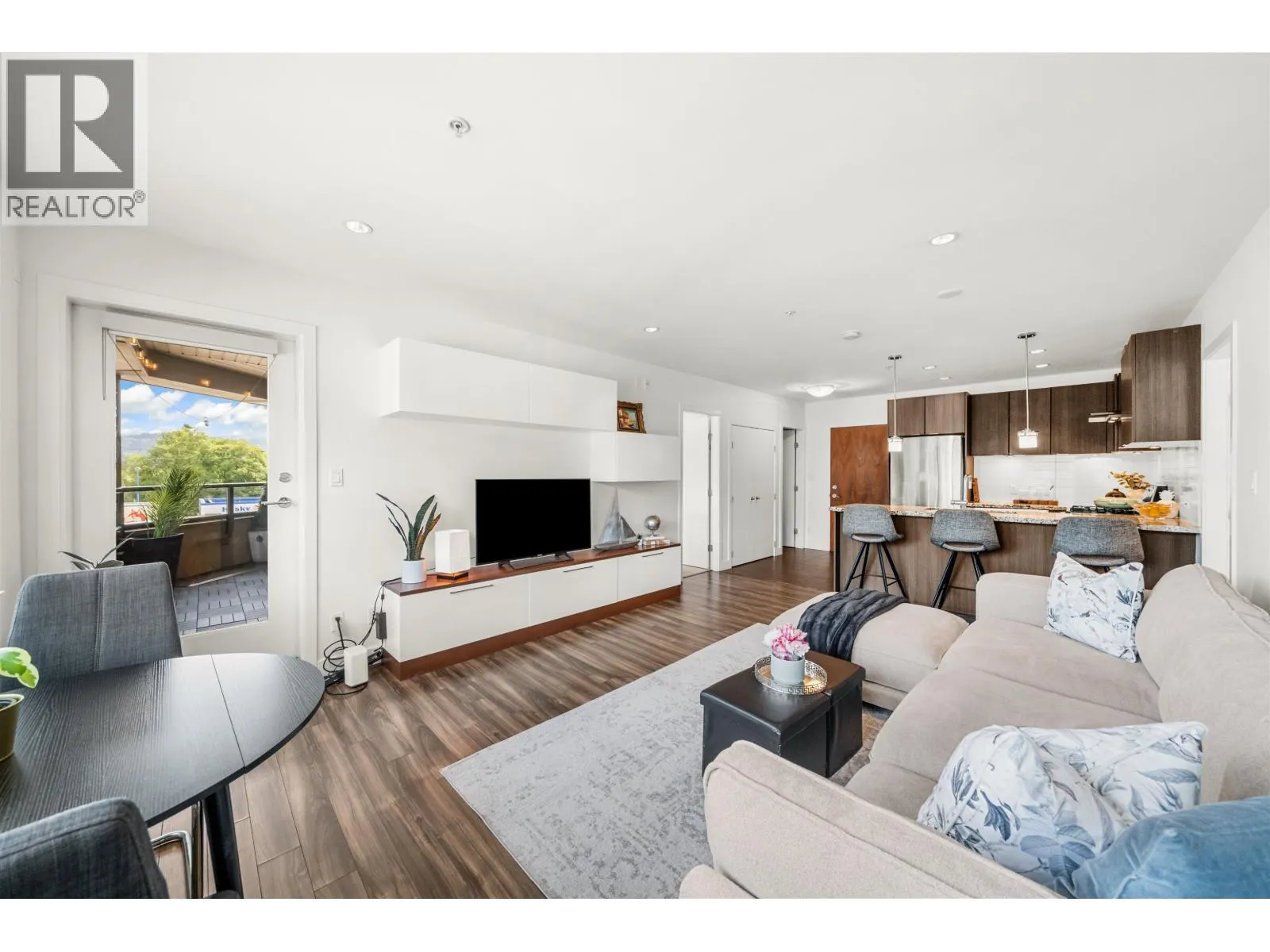 201 5688 HASTINGS STREET