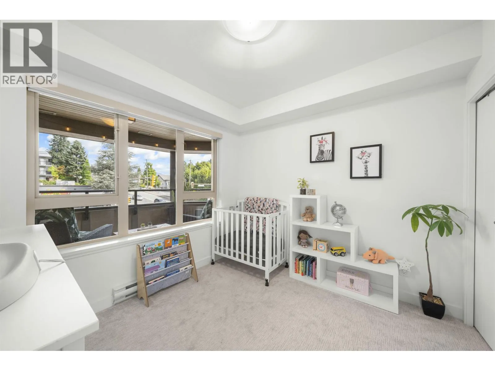201 5688 HASTINGS STREET