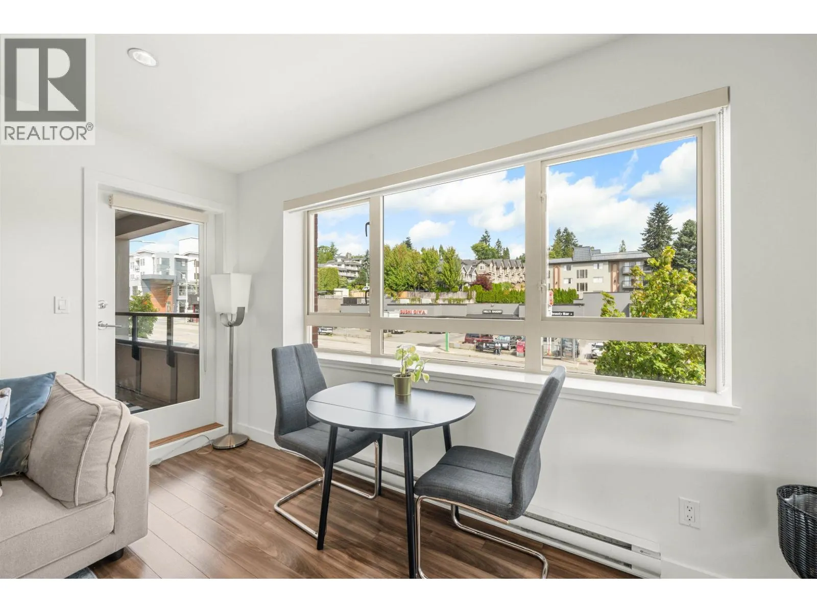 201 5688 HASTINGS STREET