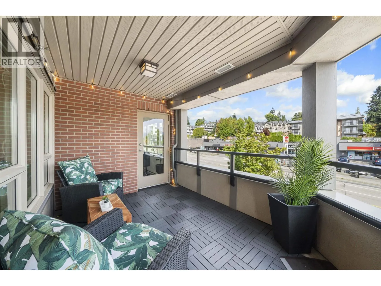 201 5688 HASTINGS STREET