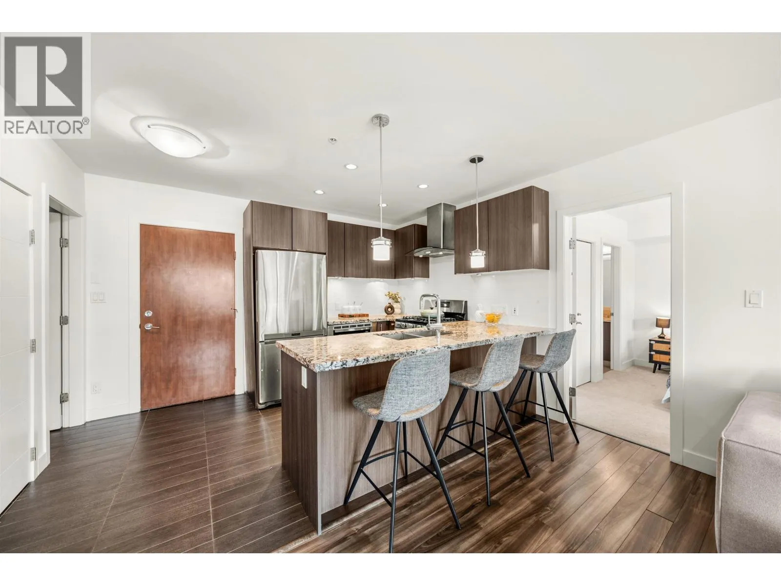 201 5688 HASTINGS STREET