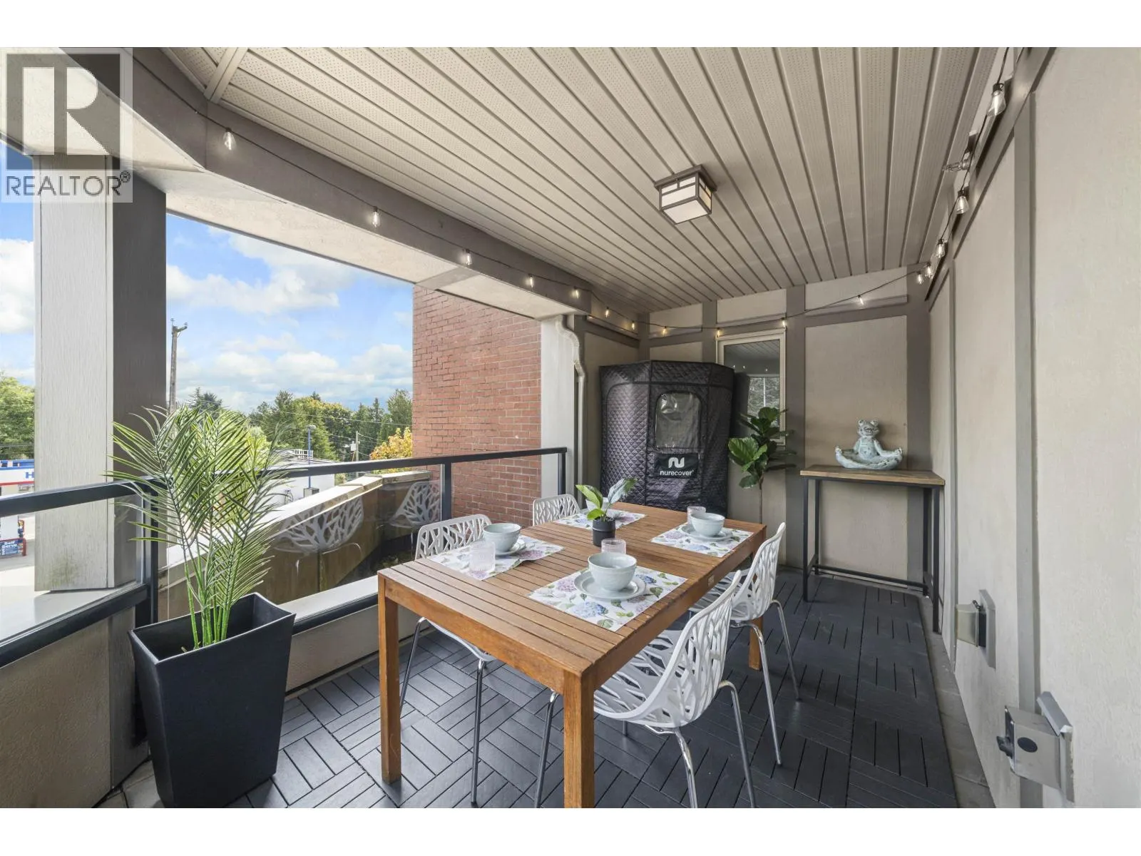 201 5688 HASTINGS STREET