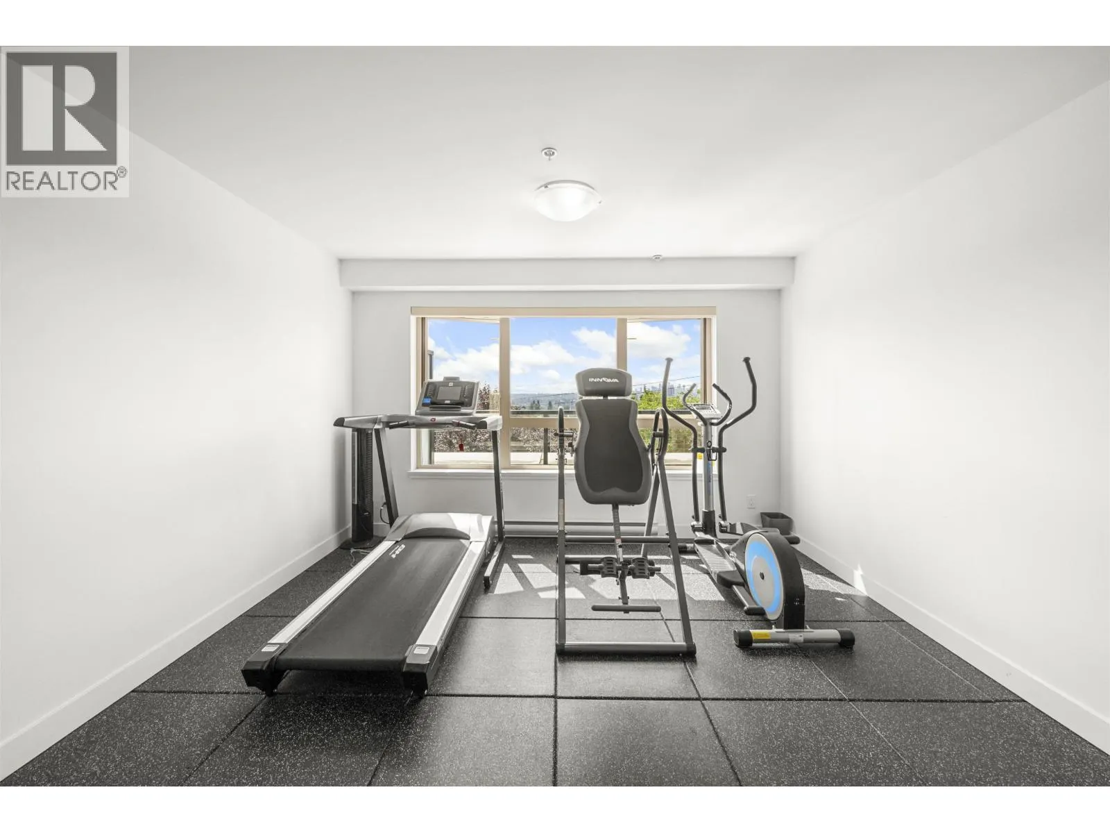 201 5688 HASTINGS STREET