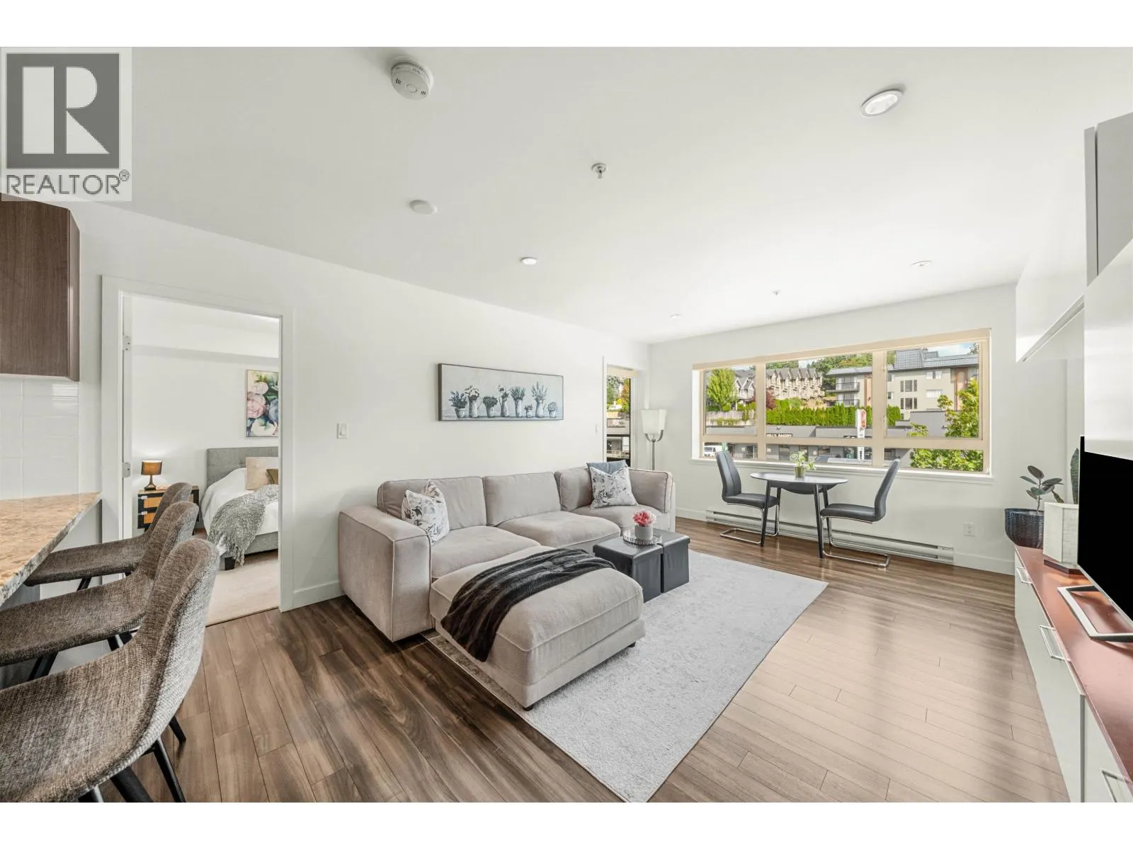 201 5688 HASTINGS STREET