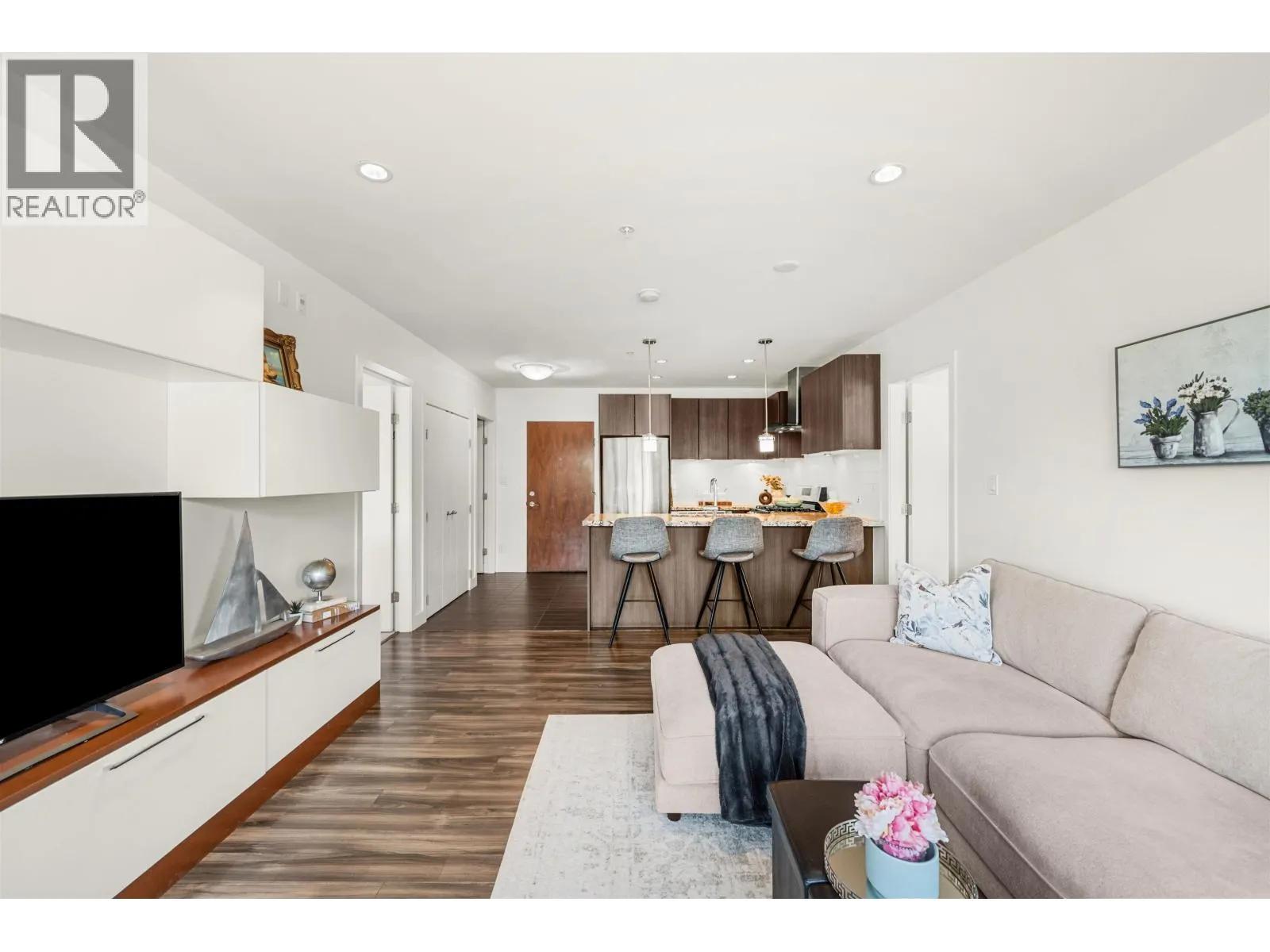 201 5688 HASTINGS STREET