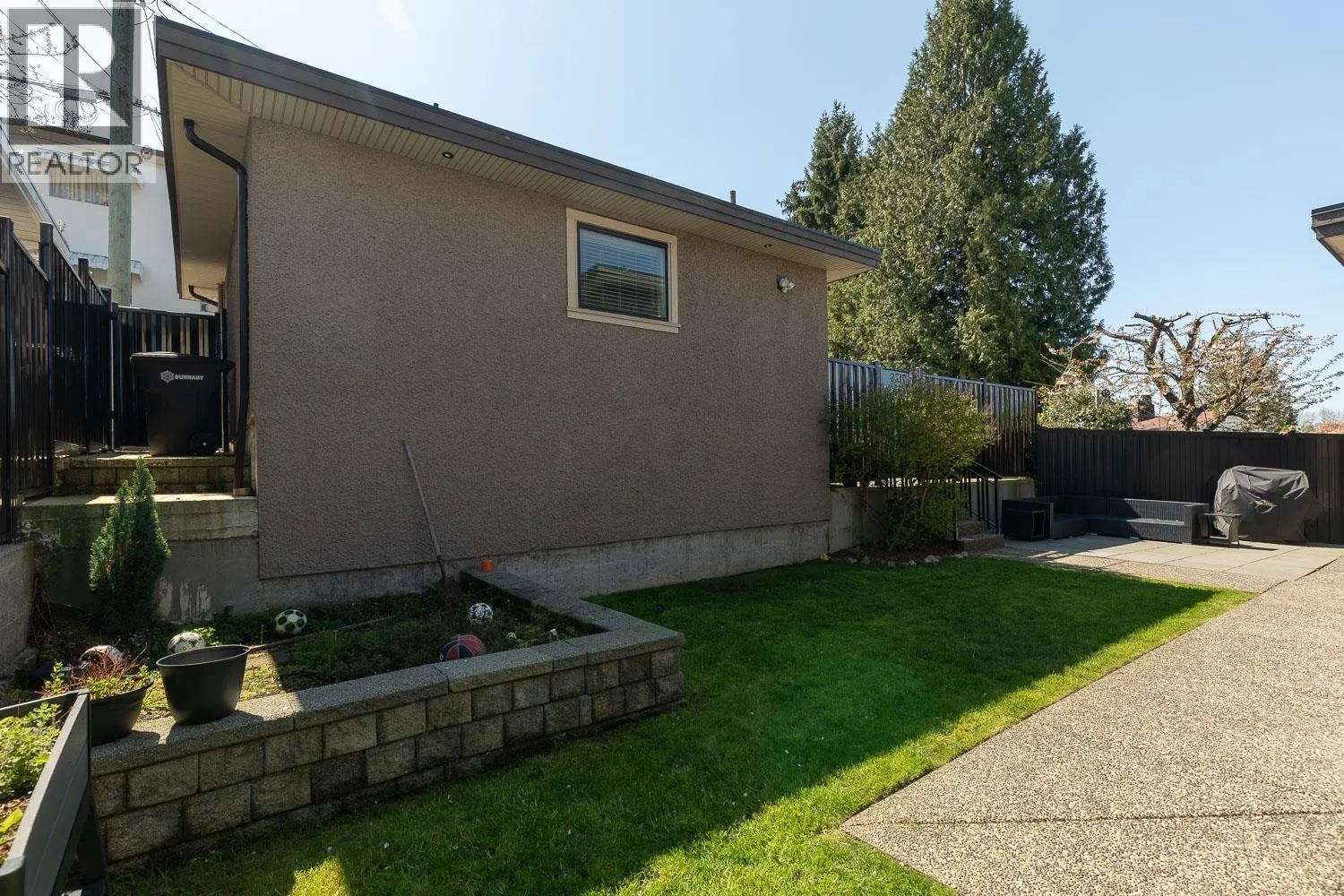7120 RIDGE DRIVE