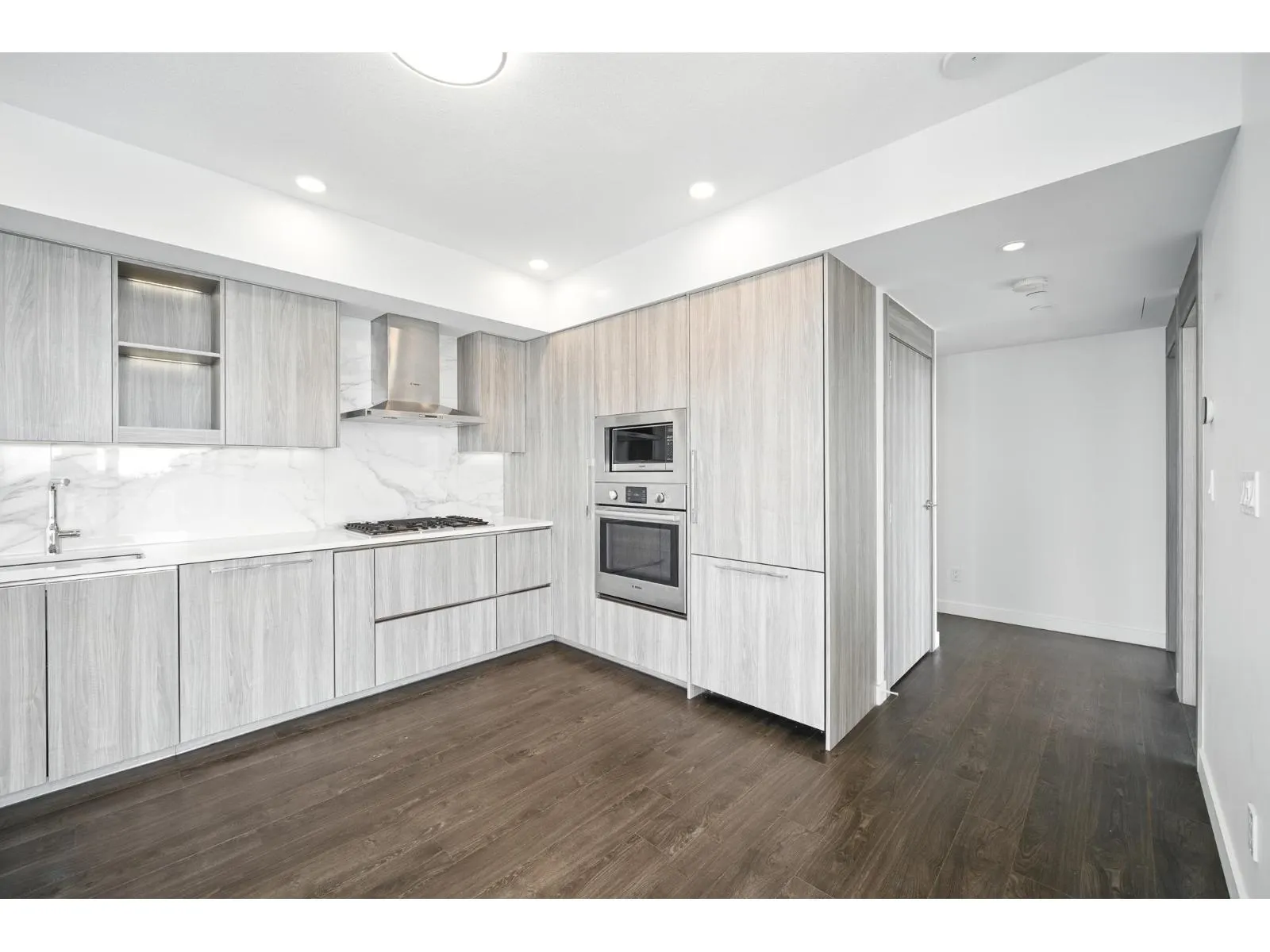 1504 9887 WHALLEY BOULEVARD
