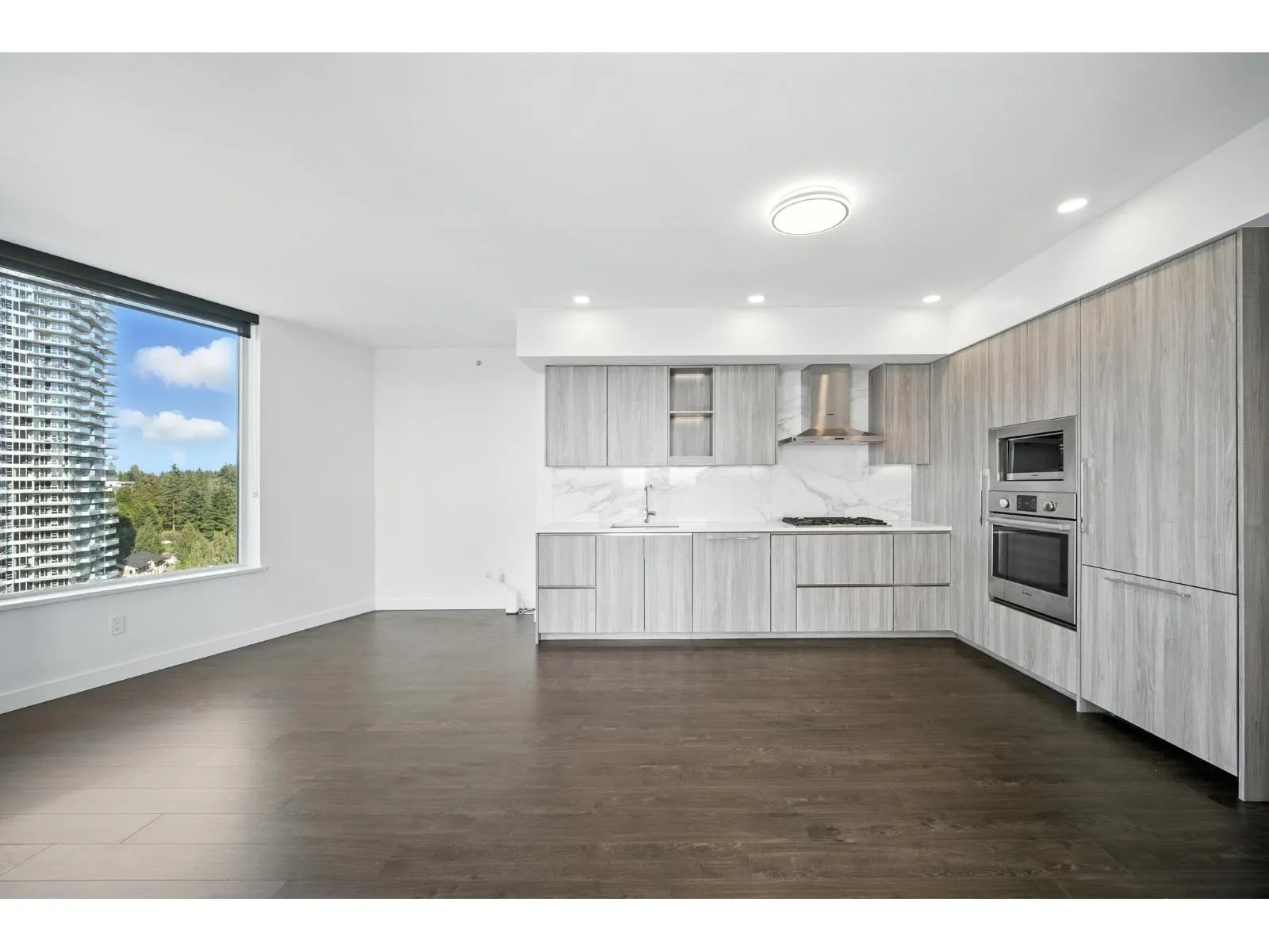 1504 9887 WHALLEY BOULEVARD