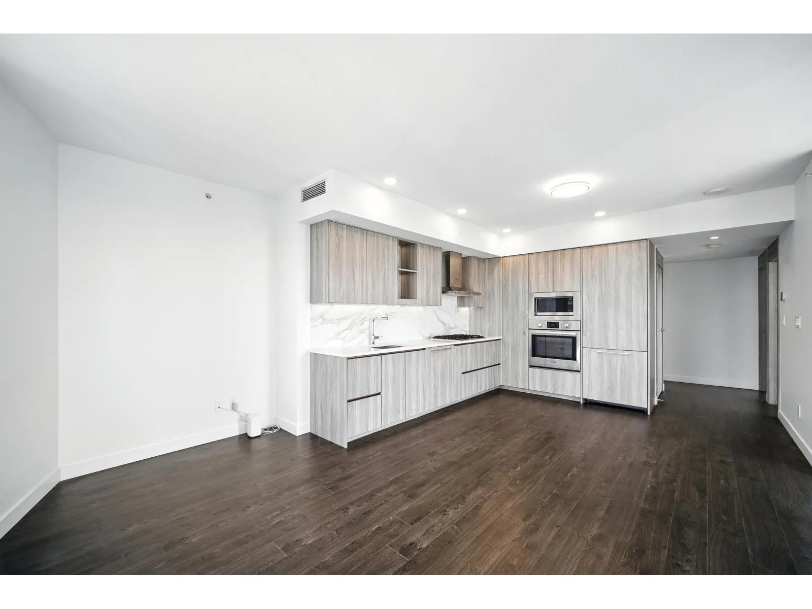 1504 9887 WHALLEY BOULEVARD