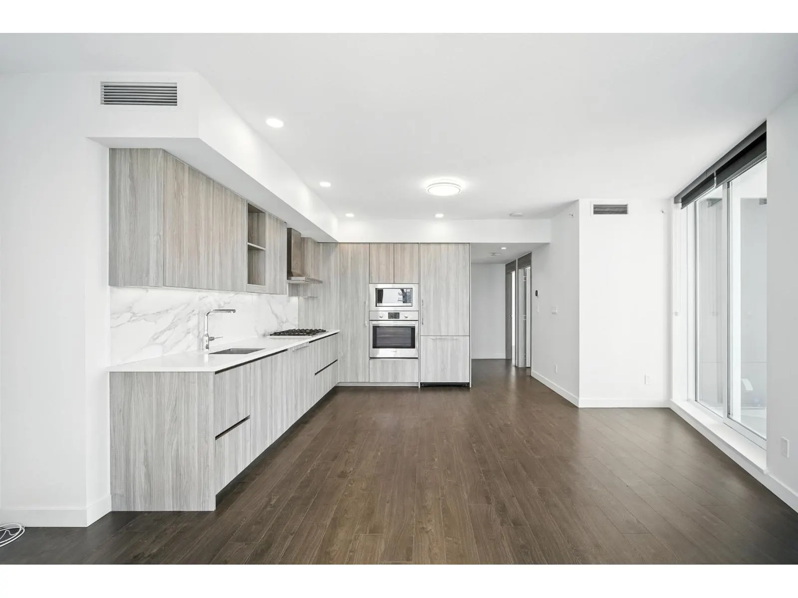 1504 9887 WHALLEY BOULEVARD