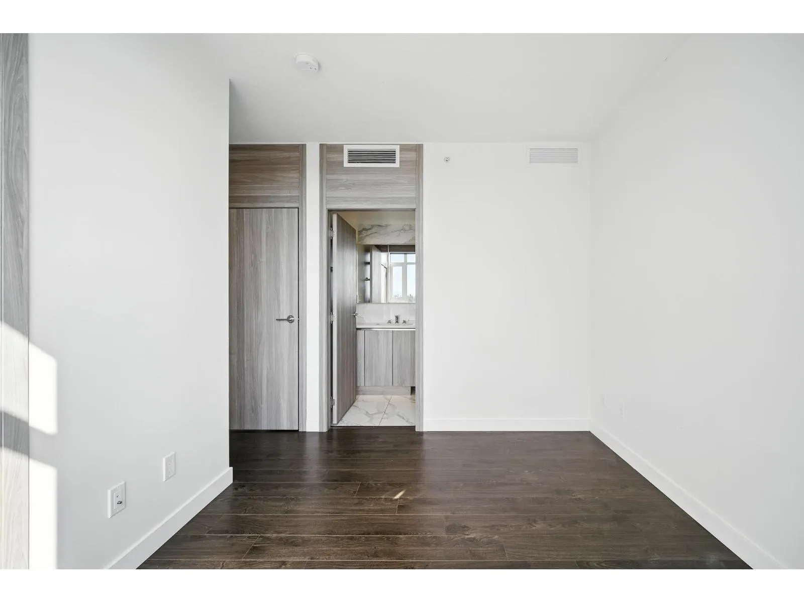 1504 9887 WHALLEY BOULEVARD