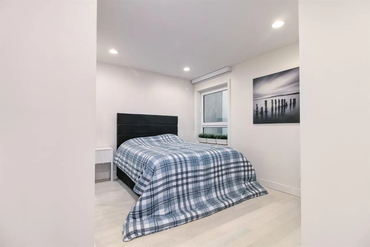 204 15581 MARINE DRIVE
