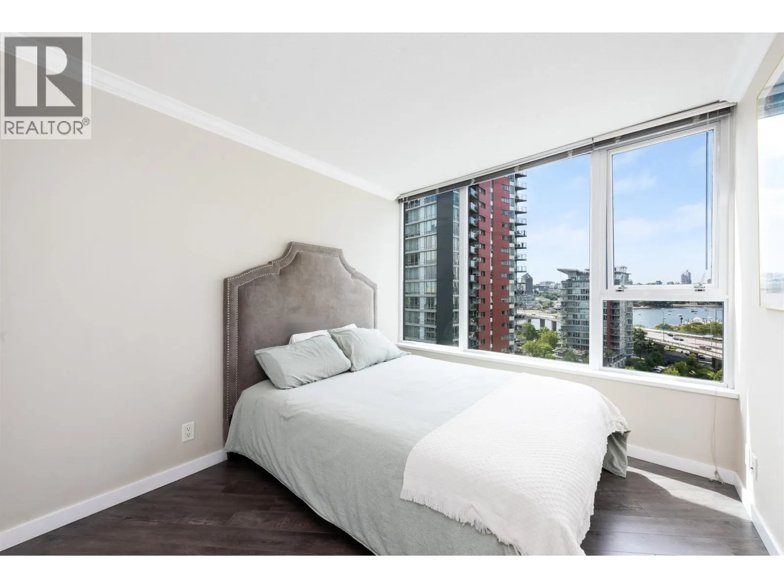 1606 33 SMITHE STREET