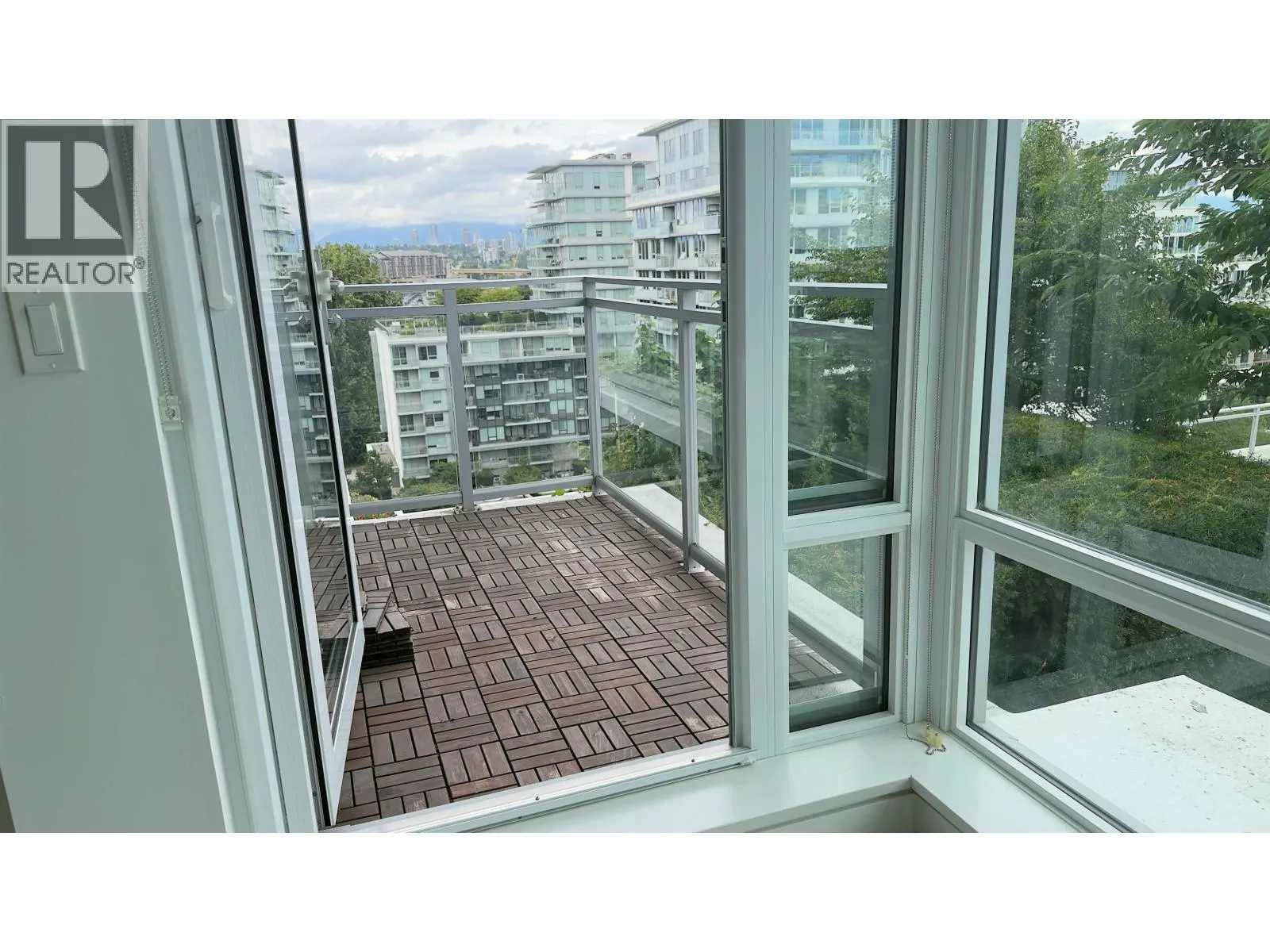 1608 8800 HAZELBRIDGE WAY