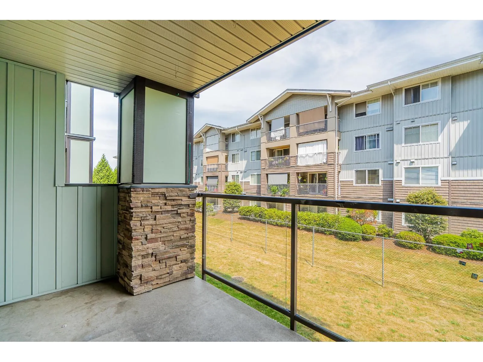 207 2038 SANDALWOOD CRESCENT