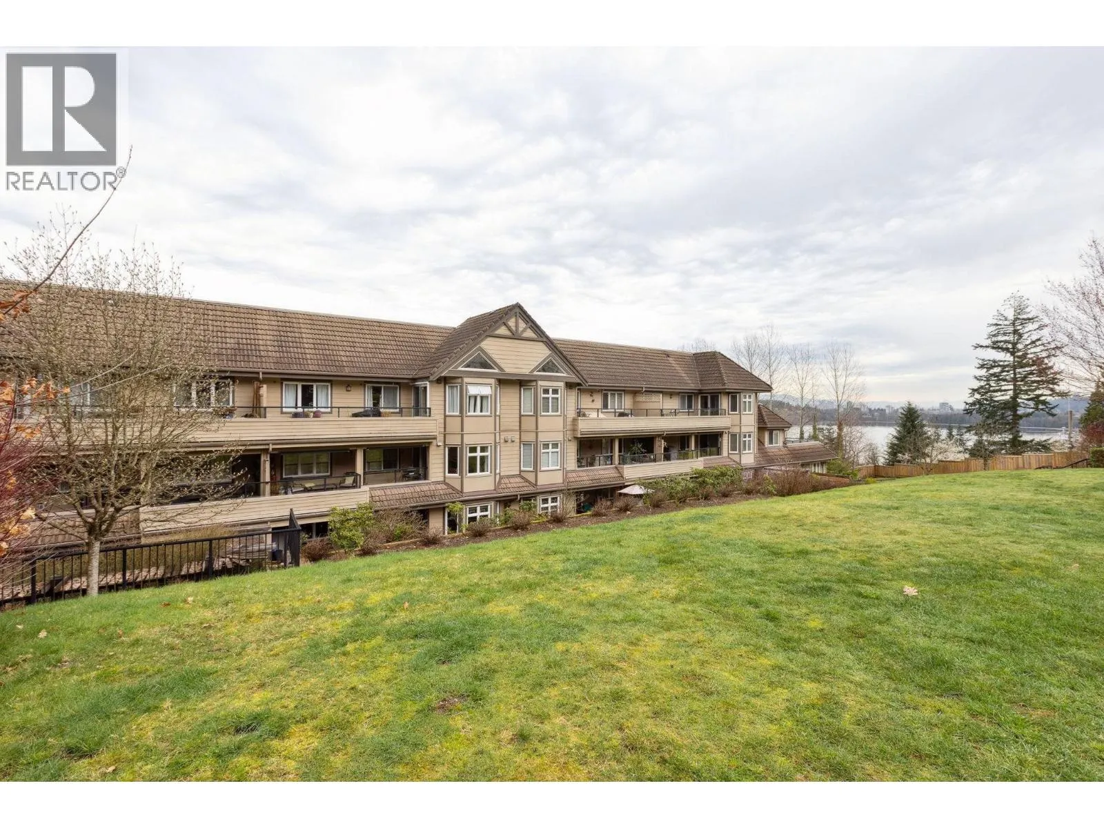 501 160 SHORELINE CIRCLE