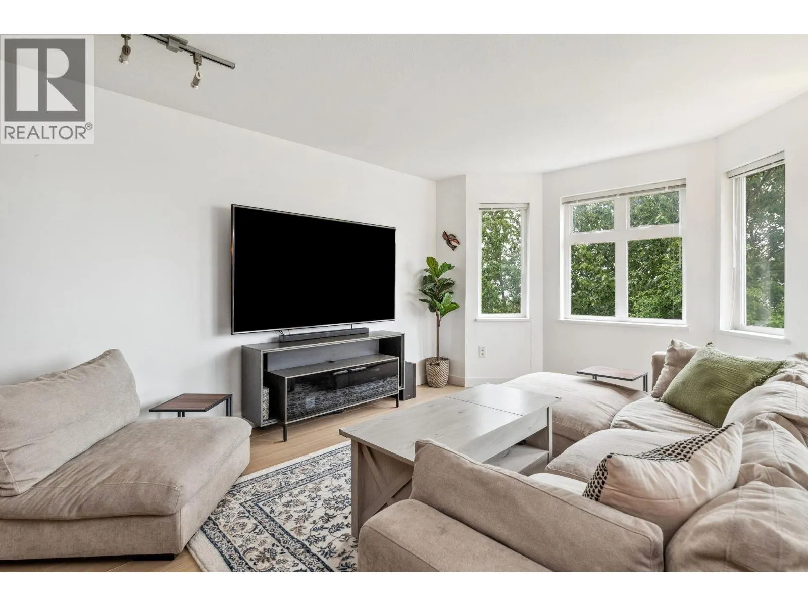 501 160 SHORELINE CIRCLE