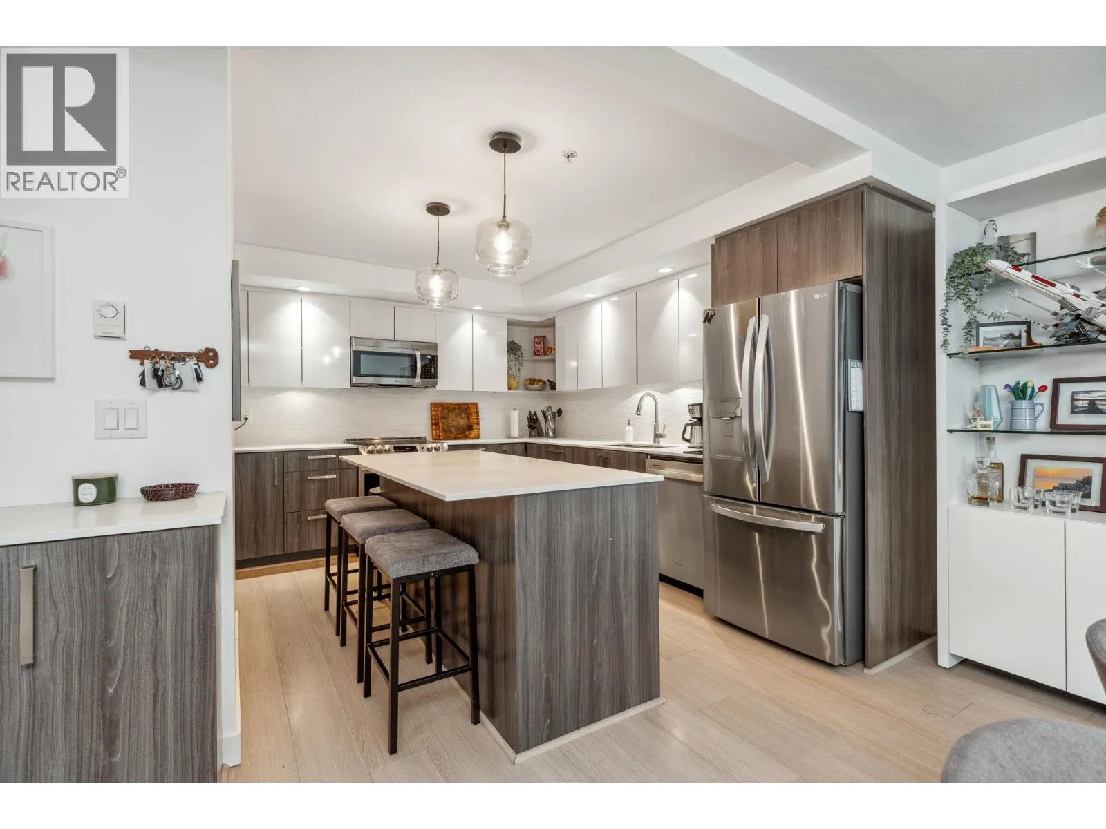 501 160 SHORELINE CIRCLE