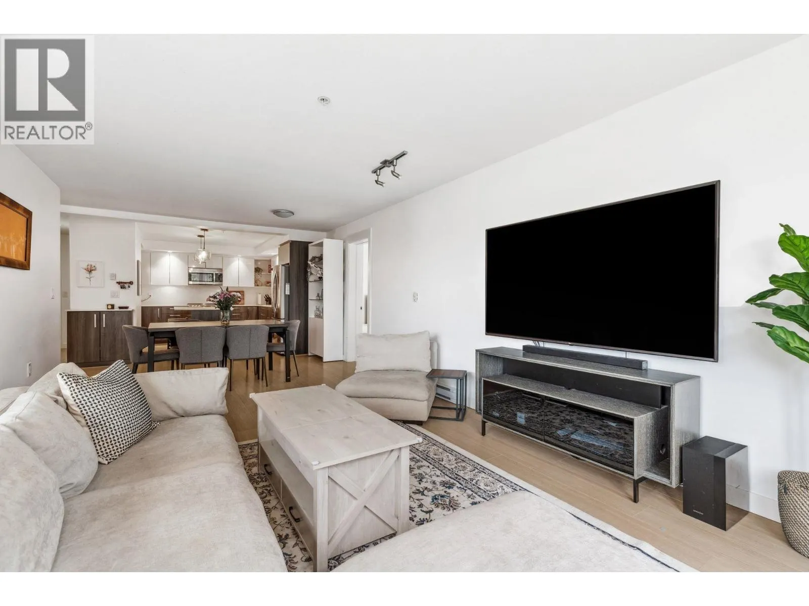 501 160 SHORELINE CIRCLE