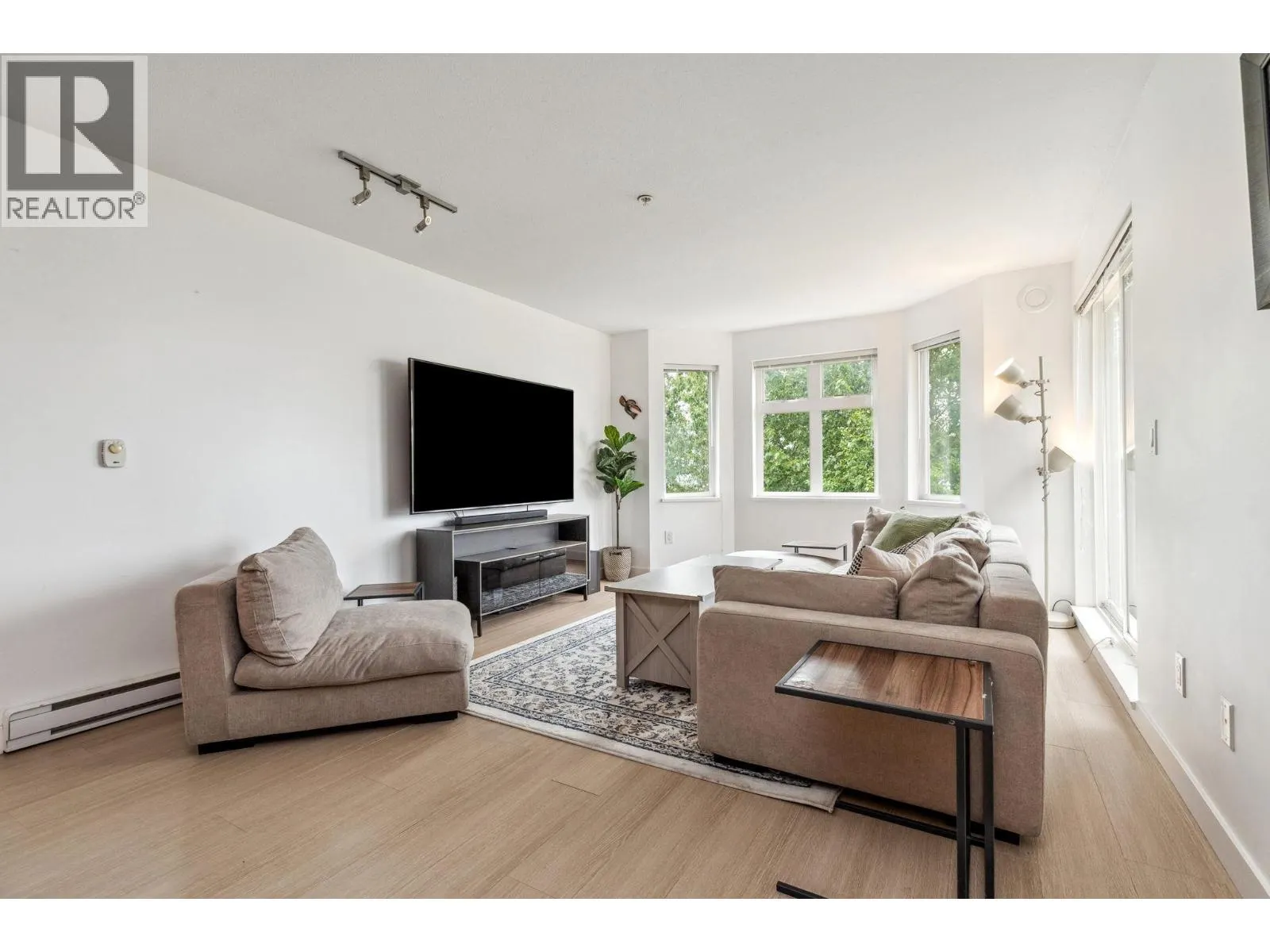 501 160 SHORELINE CIRCLE