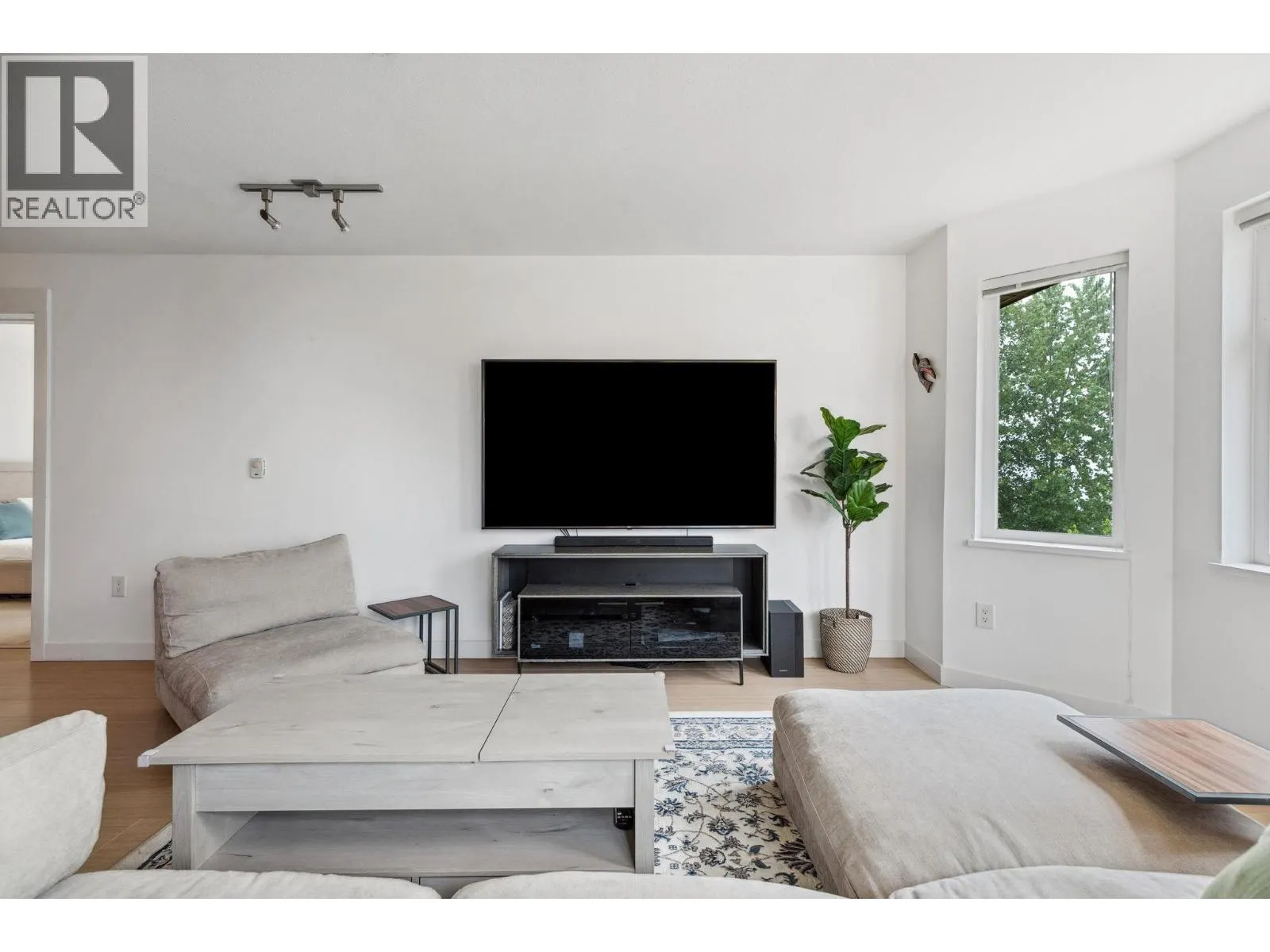 501 160 SHORELINE CIRCLE
