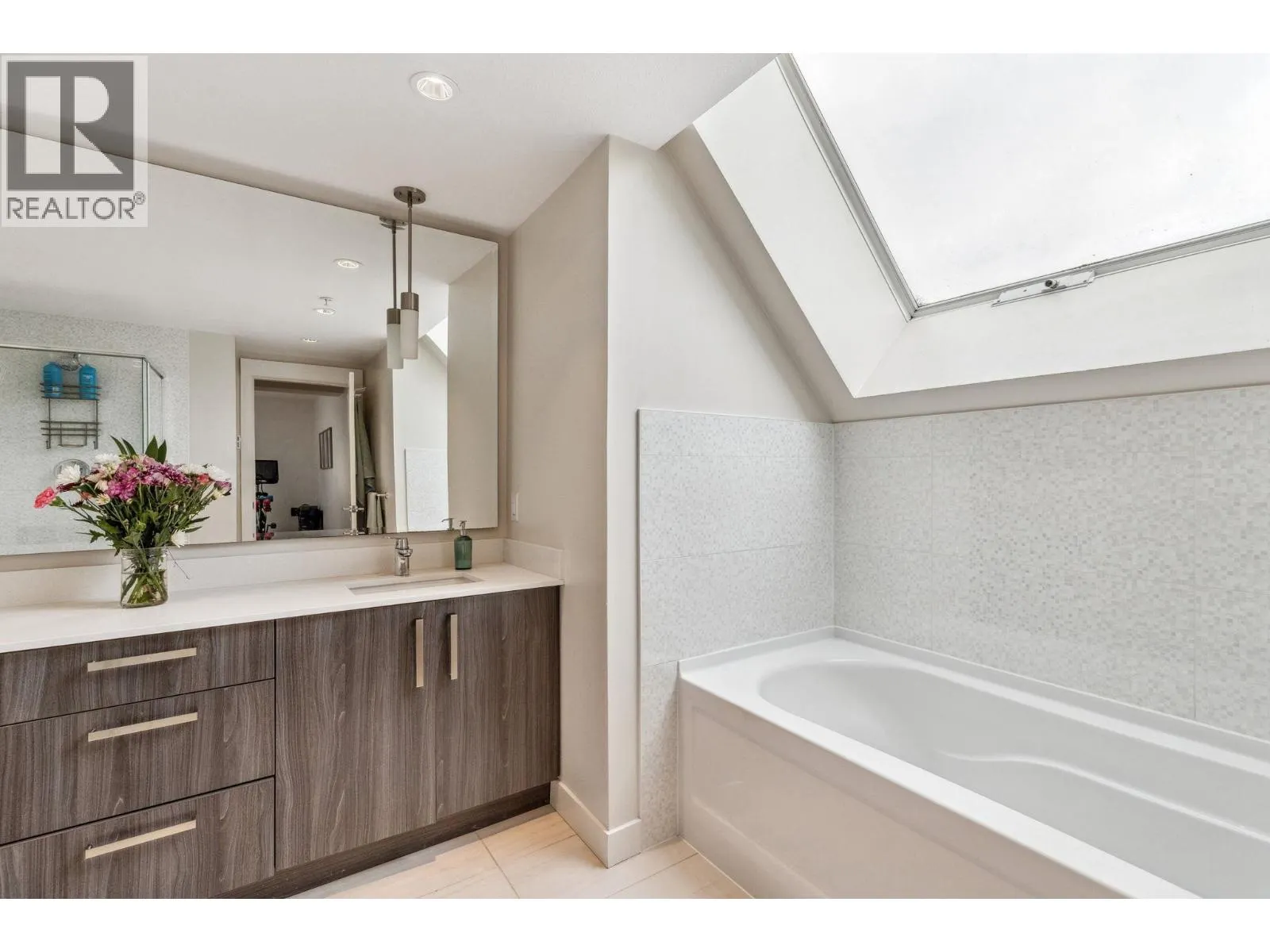 501 160 SHORELINE CIRCLE
