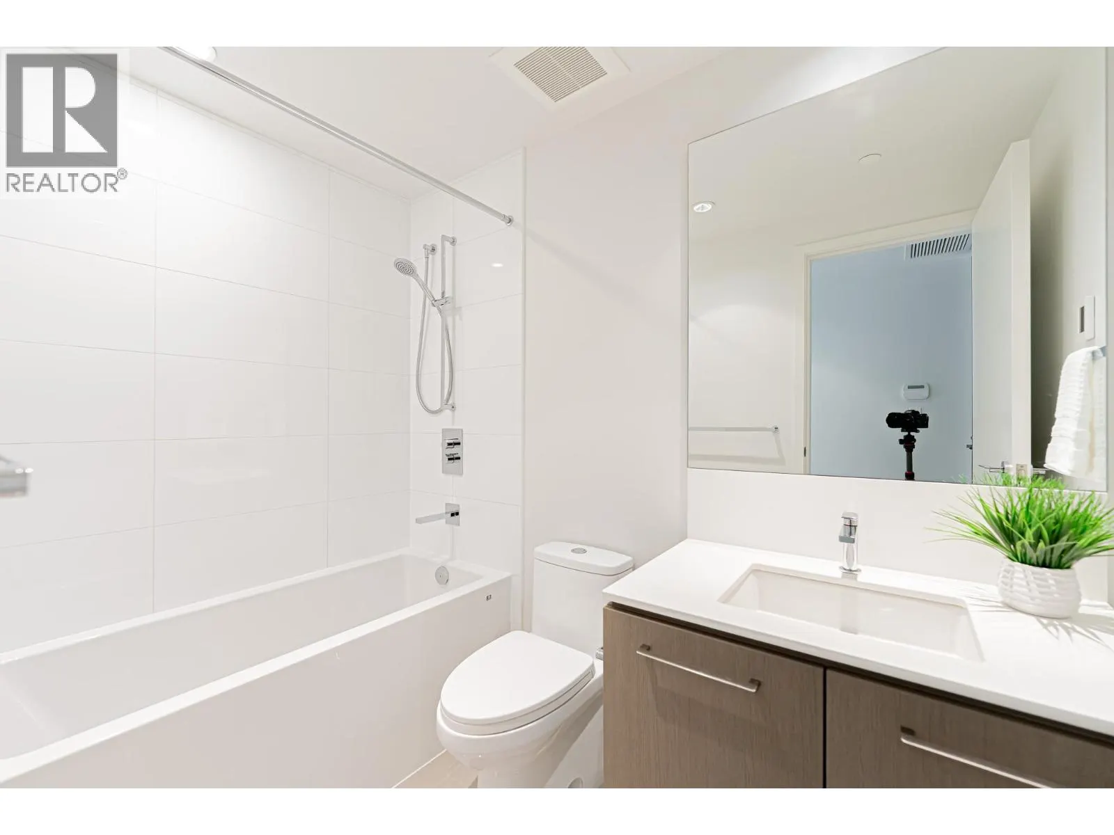 606 6633 PEARSON WAY