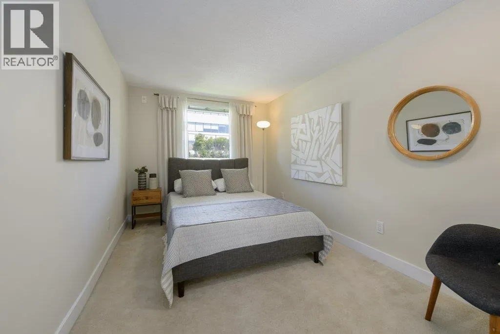 2304 33 CHESTERFIELD PLACE