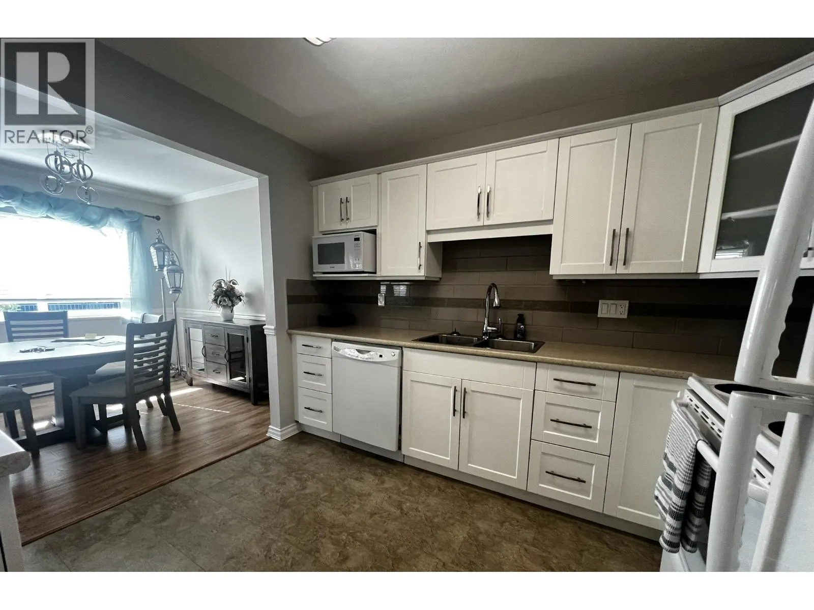 101 22241 SELKIRK AVENUE