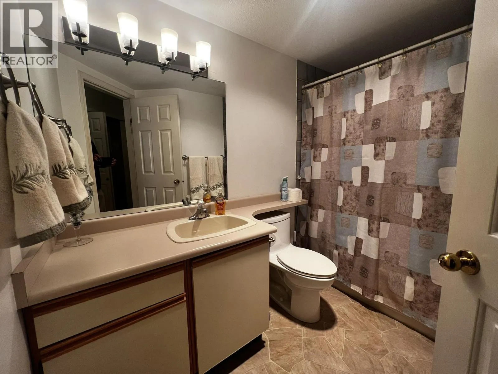101 22241 SELKIRK AVENUE