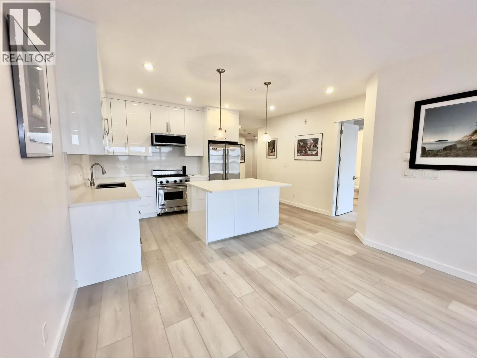 201 6688 ROYAL AVENUE