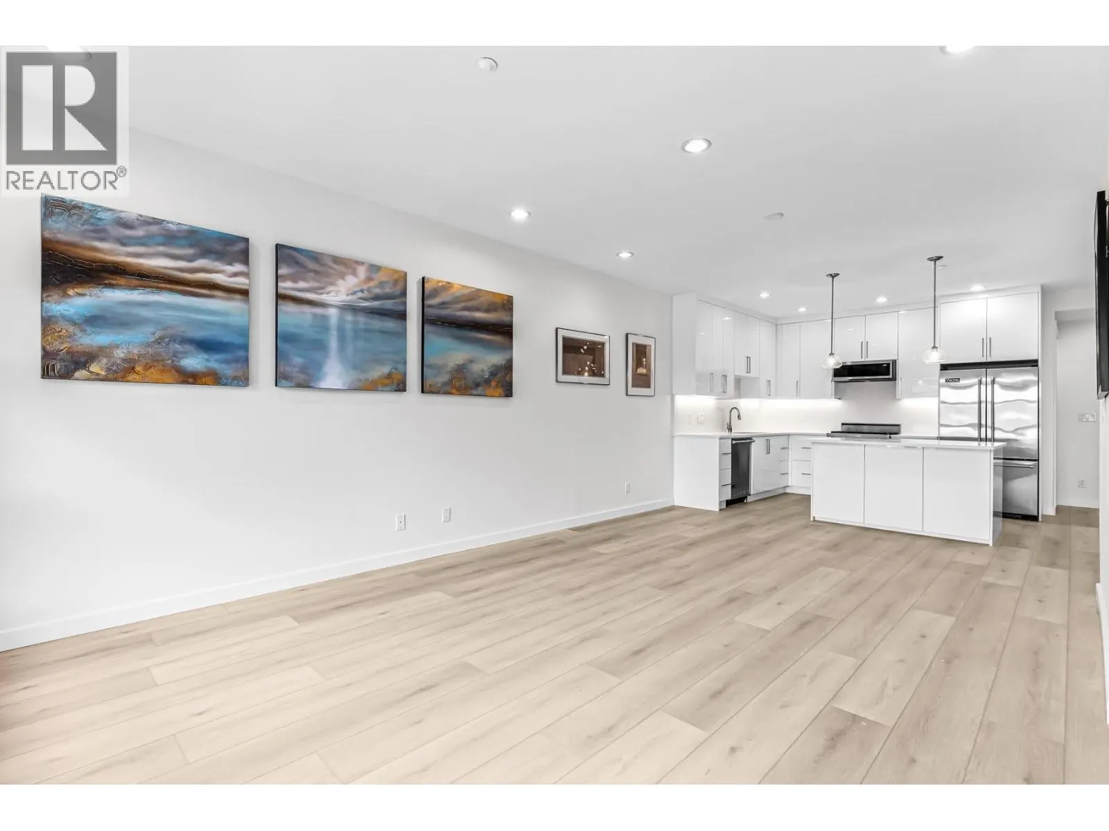 201 6688 ROYAL AVENUE