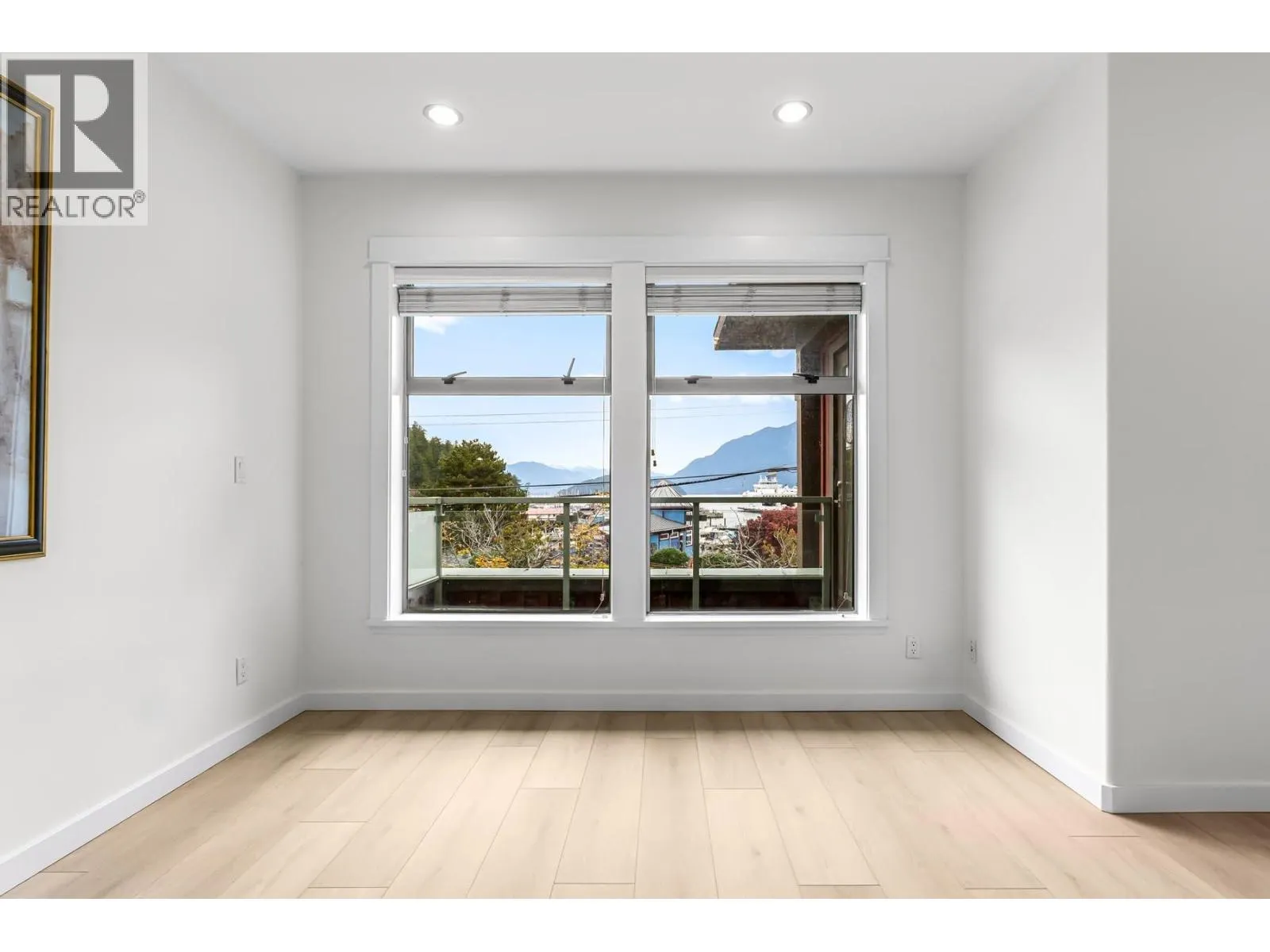 201 6688 ROYAL AVENUE