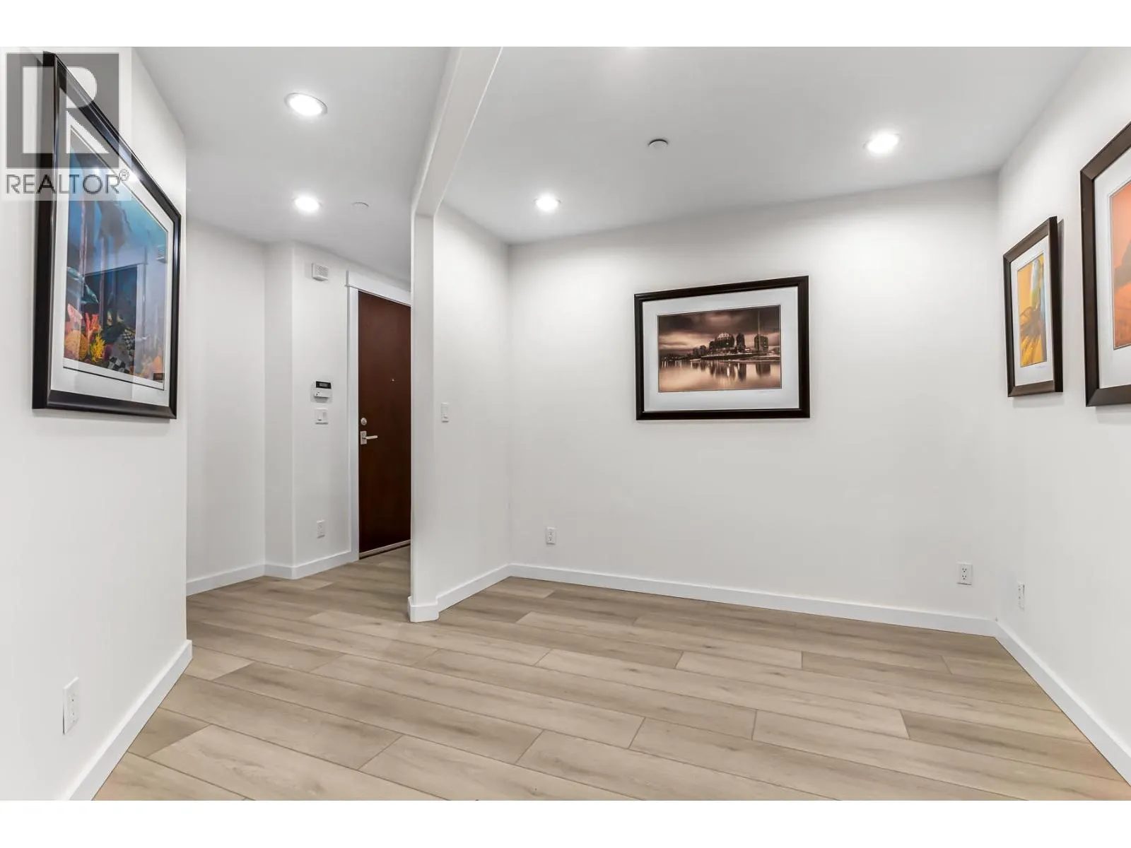 201 6688 ROYAL AVENUE