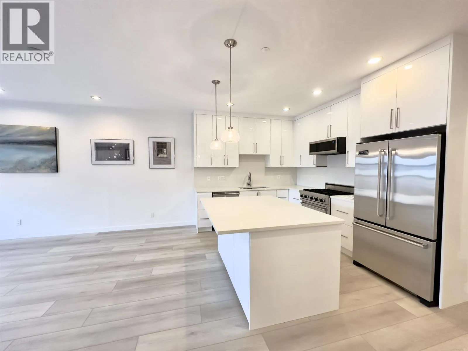 201 6688 ROYAL AVENUE